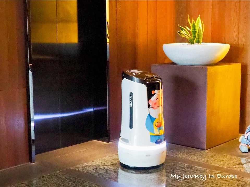 台南住宿推薦 | 台南晶英酒店,在市中心享受超美空中泳池 台南晶英酒店機器人