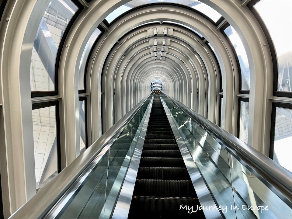 大阪梅田藍天大廈手扶梯