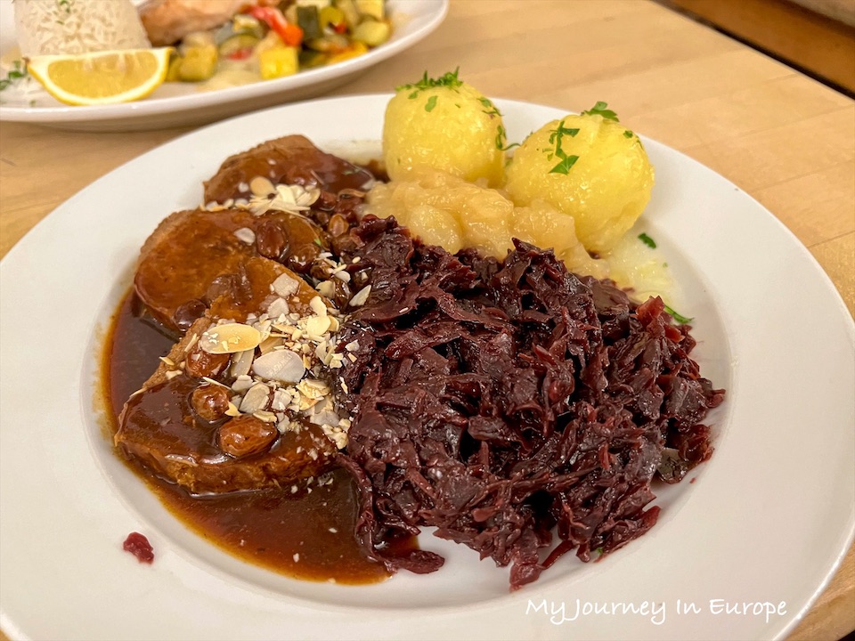 杜塞道夫市中心餐廳 Brauerei Zum Schiffchen 品嚐美味道地德國菜 德國菜 酸味燉牛肉