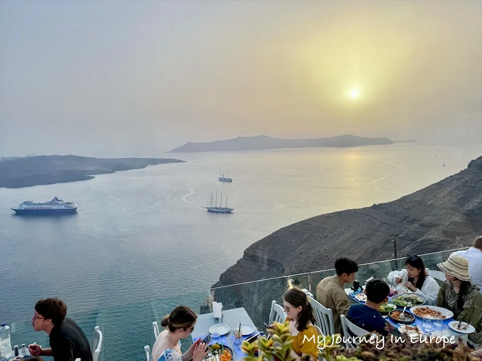 希臘聖托里尼 | 費拉夕陽海景餐廳 Fanari,吃飯配愛情海 聖托里尼夕陽