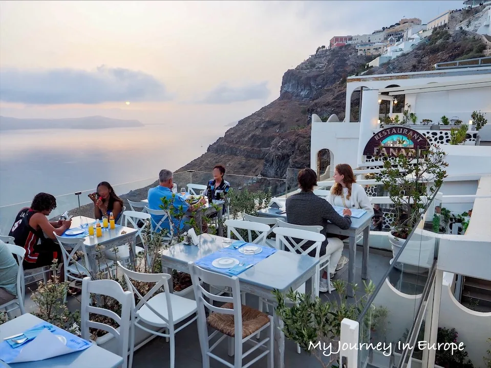 希臘聖托里尼 | 費拉夕陽海景餐廳 Fanari,吃飯配愛情海 費拉夕陽海景餐廳 Fanari