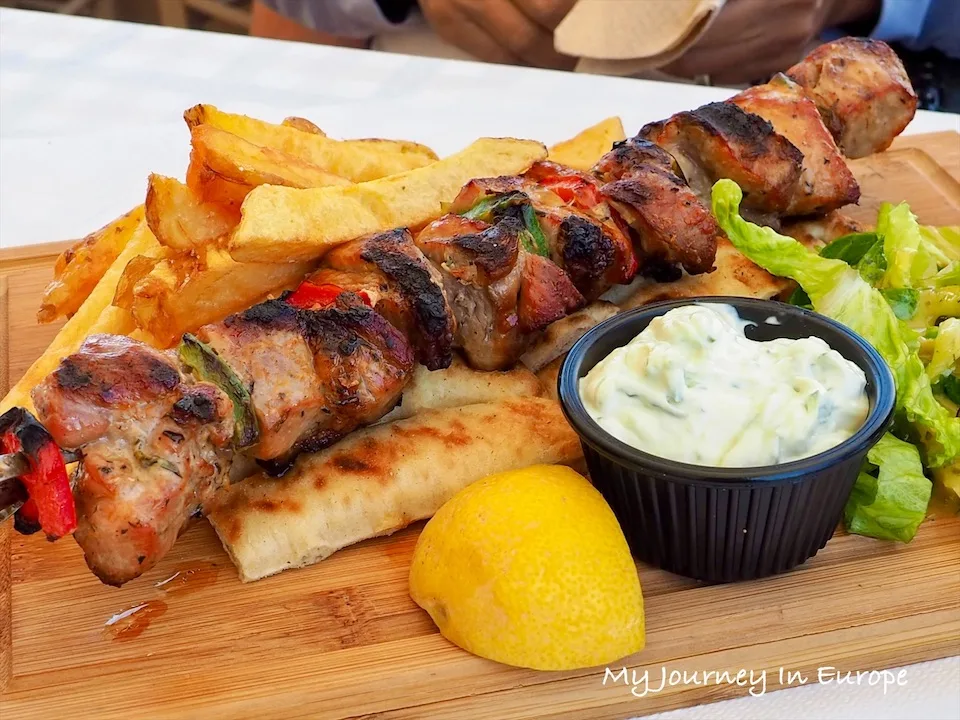 希臘聖托里尼 | 費拉餐廳 Parea Tavern 市中心的美味希臘料理 烤豬肉串 souvlaki