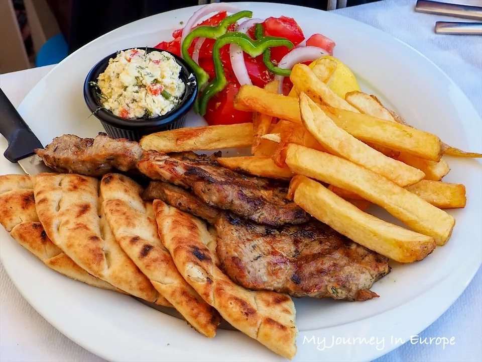 希臘聖托里尼 | 費拉餐廳 Parea Tavern 市中心的美味希臘料理 豬肉排