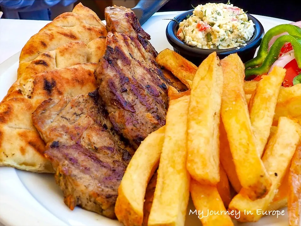 希臘聖托里尼 | 費拉餐廳 Parea Tavern 市中心的美味希臘料理 豬肉排