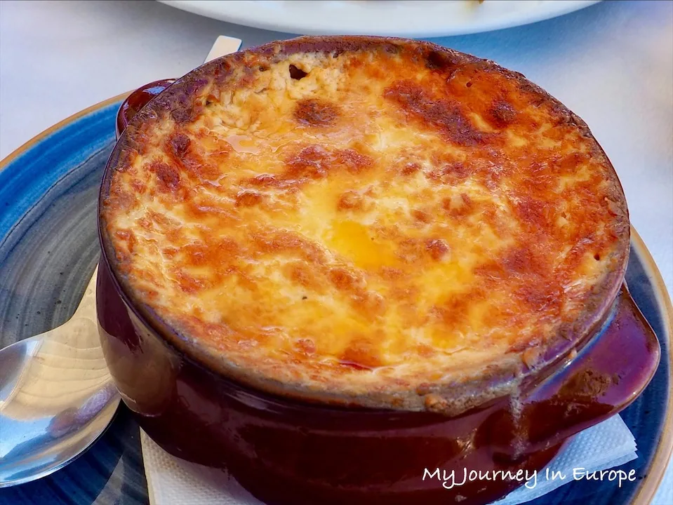 希臘聖托里尼 | 費拉餐廳 Parea Tavern 市中心的美味希臘料理 Mousaka