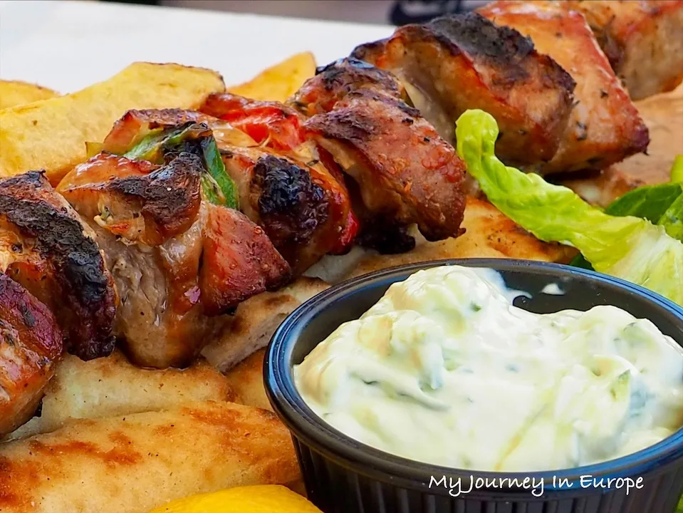 希臘聖托里尼 | 費拉餐廳 Parea Tavern 市中心的美味希臘料理 烤豬肉串 souvlaki