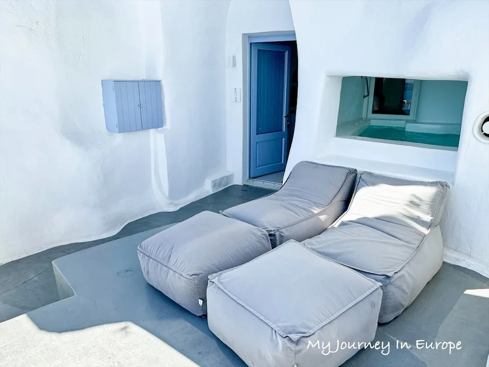 伊亞洞穴屋 Luxus VIP Suites 聖托里尼超美住宿,在陽台欣賞藍頂教堂 伊亞洞穴屋 Luxus VIP Suites 陽台