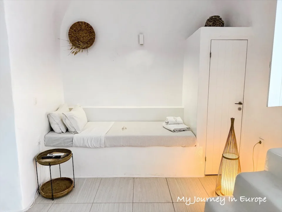 伊亞洞穴屋 Luxus VIP Suites 聖托里尼超美住宿,在陽台欣賞藍頂教堂 伊亞洞穴屋 Luxus VIP Suites