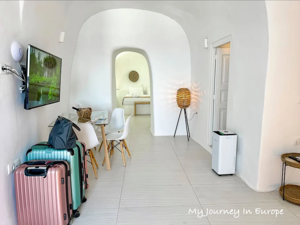 伊亞洞穴屋 Luxus VIP Suites 聖托里尼超美住宿,在陽台欣賞藍頂教堂 伊亞洞穴屋 Luxus VIP Suites