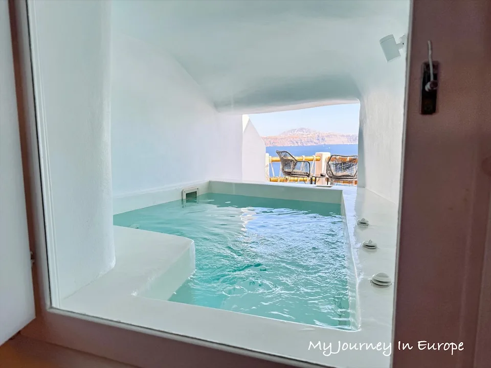 伊亞洞穴屋 Luxus VIP Suites 聖托里尼超美住宿,在陽台欣賞藍頂教堂 伊亞洞穴屋 Luxus VIP Suites 游泳池