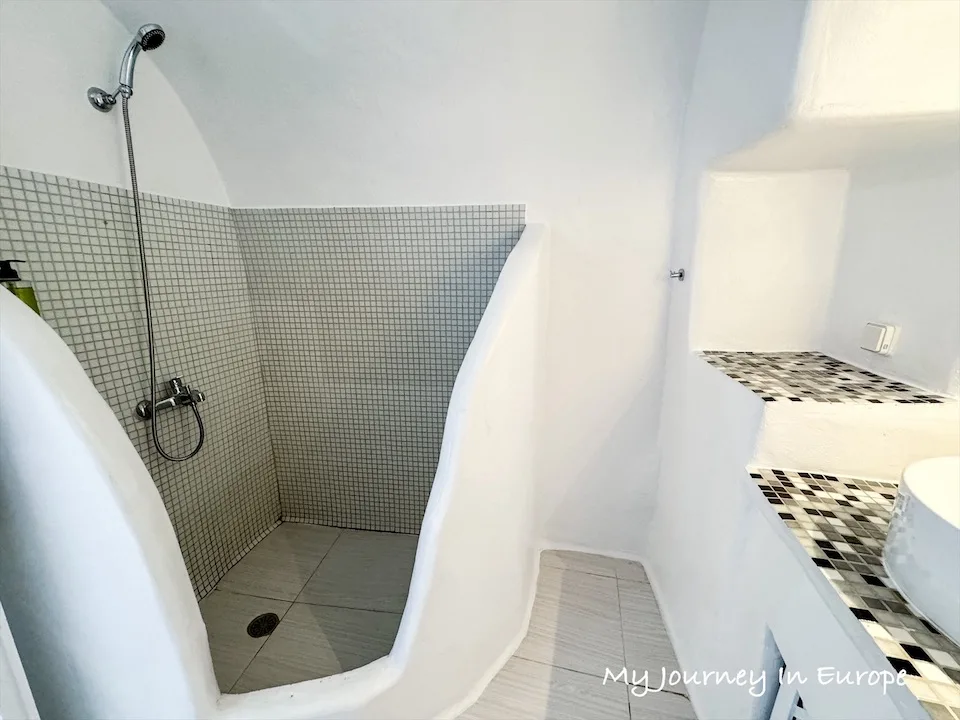 伊亞洞穴屋 Luxus VIP Suites 聖托里尼超美住宿,在陽台欣賞藍頂教堂 聖托里尼 伊亞洞穴屋