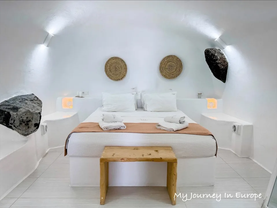 伊亞洞穴屋 Luxus VIP Suites 聖托里尼超美住宿,在陽台欣賞藍頂教堂 聖托里尼 伊亞洞穴屋
