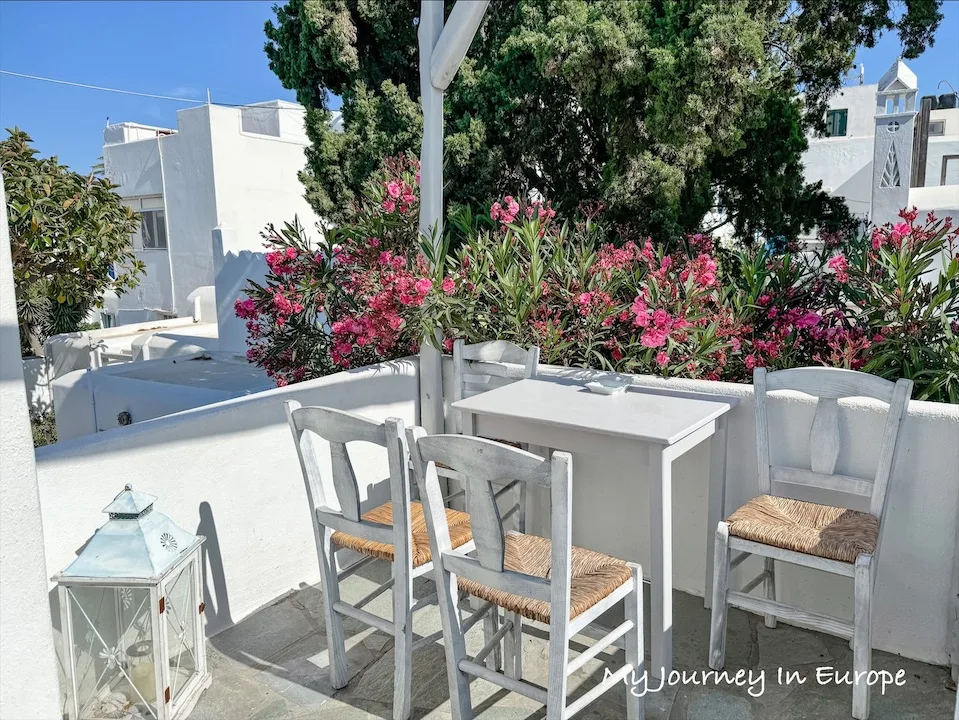 希臘米克諾斯住宿 Mykonos Town Suites 市中心的純白民宿,位置、機能超方便 米克諾斯民宿陽台
