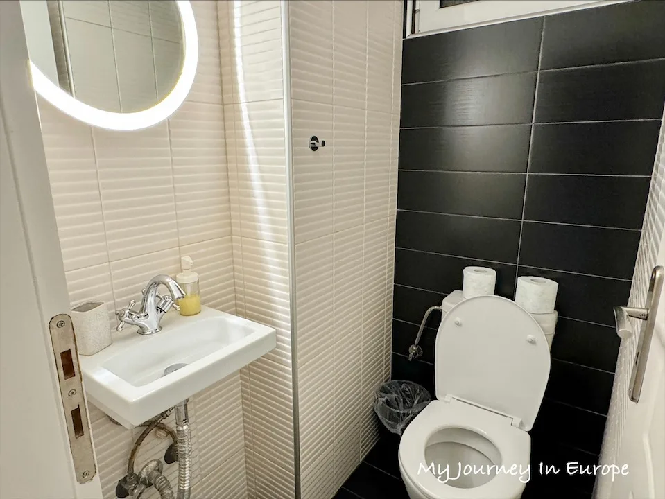 雅典住宿 V1935 Luxurious Apartments 市中心飯店,交通、購物、吃飯都方便 雅典住宿衛浴