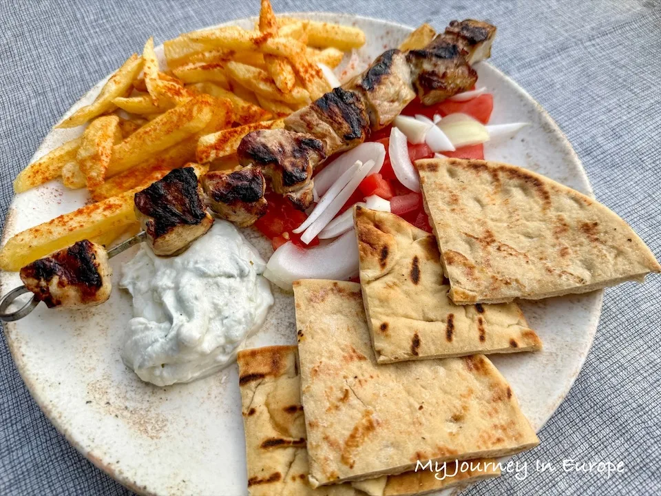 希臘卡蘭巴卡餐廳 Ambrosia Taverna 天空之城腳下的美味餐廳 Souvlaki 豬肉串