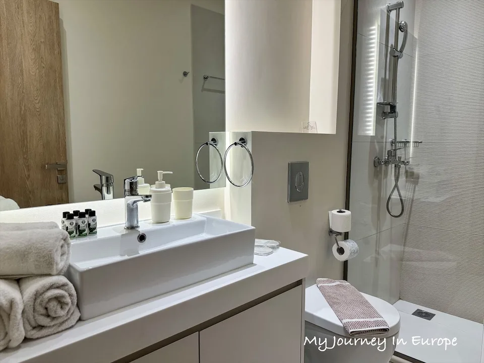 希臘雅典 | 比雷埃夫斯住宿 Gallery Suites & Residences 9分鐘抵達Piraeus港口 希臘飯店浴室