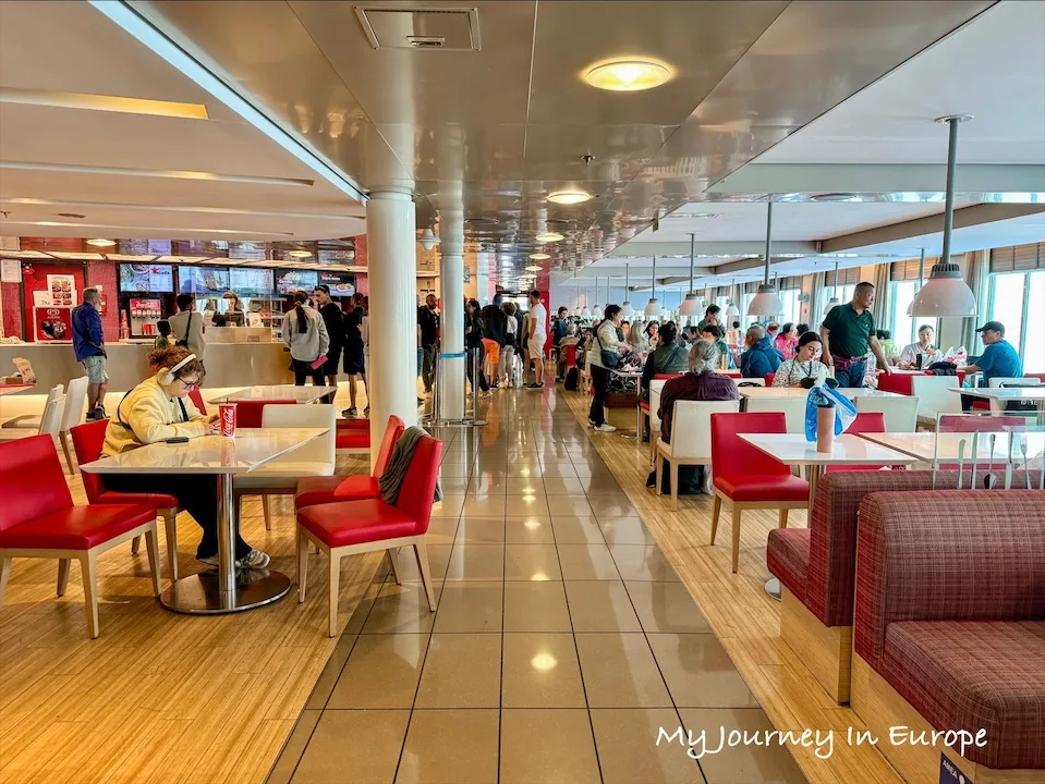 希臘跳島 | 搭船從雅典到聖托里尼,Blue Star Ferries 臥鋪搭乘經驗分享 船上美食區