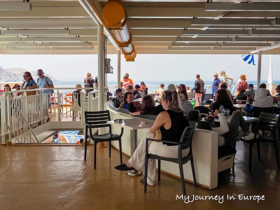 希臘跳島 | 搭船從雅典到聖托里尼,Blue Star Ferries 臥鋪搭乘經驗分享 Blue Star Ferries 戶外座位區