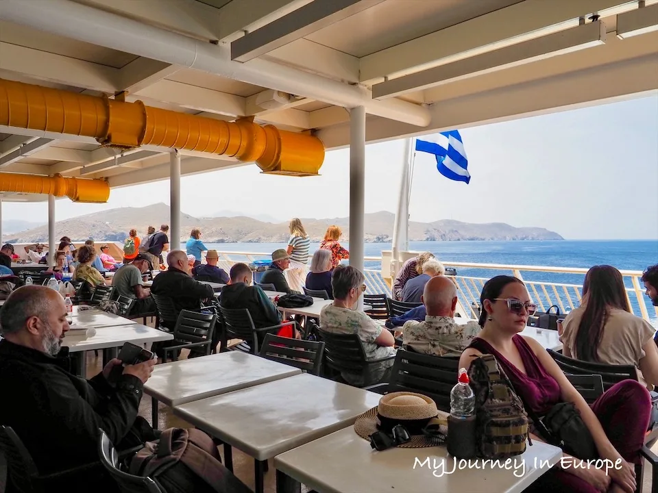 希臘跳島 | 搭船從雅典到聖托里尼,Blue Star Ferries 臥鋪搭乘經驗分享 Blue Star Ferries 戶外座位區