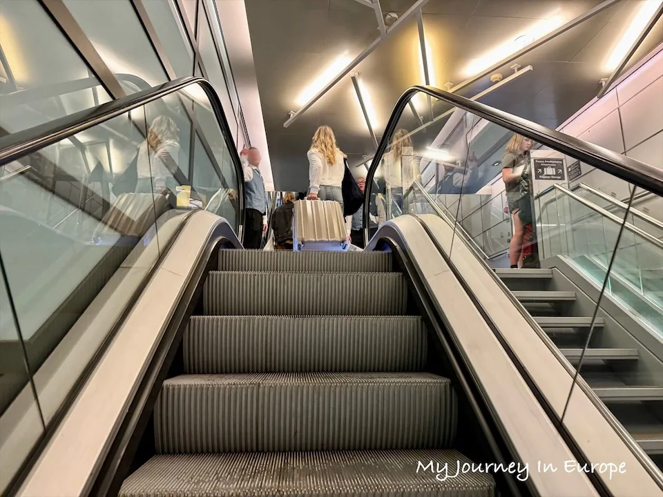 希臘跳島 | 搭船從雅典到聖托里尼,Blue Star Ferries 臥鋪搭乘經驗分享 渡輪手扶梯