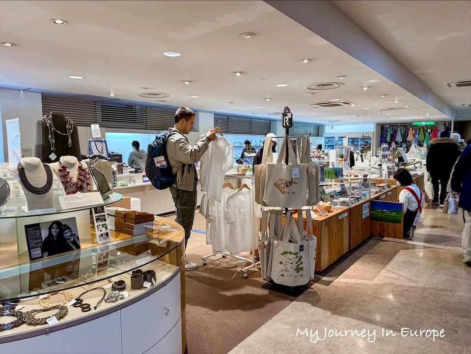 箱根雕刻森林美術館 | 箱根旅遊必去景點,門票交通懶人包 箱根雕刻森林美術館紀念品店